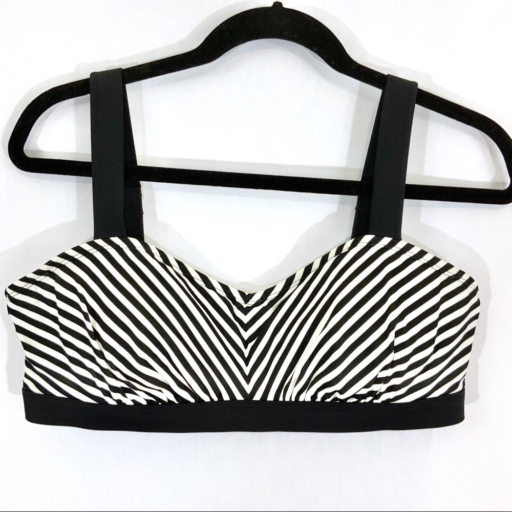 Athleta black & white striped sports bra sz 38 B/C